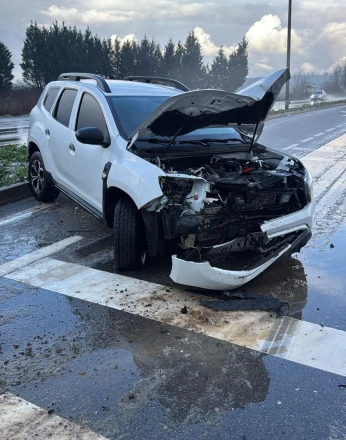 Yoldan çıkarak tabelaya çarptı: 8 kişi kurtulmayı başardı
