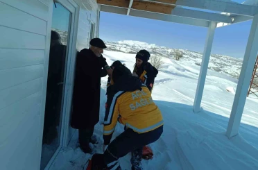 1 kilometrelik yolu yürüyerek hastaya ulaştılar 