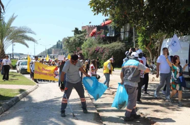 1 Mayıs kutlamalarında yürüyen işçilerle çalışan işçiler aynı karede 