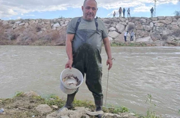 10 yıllık kuraklığın hakim olduğu çayda balık avladılar 