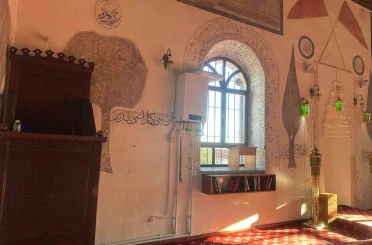 139 yıllık caminin kıbleye bakan duvarına yerleştirilen kombi tepki çekti 