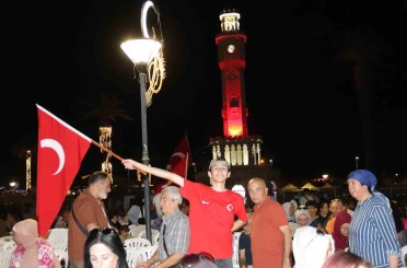 15 Temmuz Demokrasi ve Milli Birlik Günü’nde binlerce İzmirli tek yürek oldu 