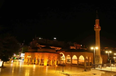 15 Temmuz şehitleri için sela okundu: Genç kız gözyaşlarını tutamadı 