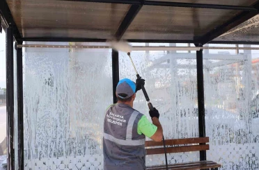 16 ilçedeki duraklar basınçlı su ile temizleniyor 