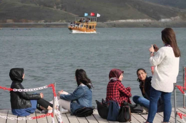 1700 rakımdaki doğa harikası göl turistlerin ilgi odağı 