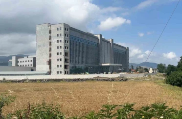 18 metre yükseklikten düştü, yaralı kurtuldu 