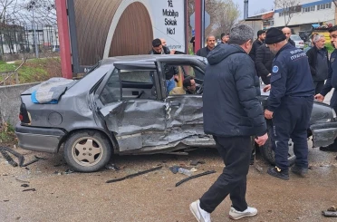 2 aracın karıştığı kazada 4’ü çocuk 9 kişi yaralandı