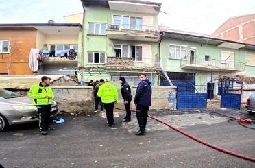2 katlı binada yangın çıktı: 5 kişi dumandan etkilendi