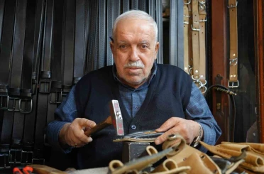2 metrekarelik dükkanda 48 yıldır mesleğini icra ediyor 