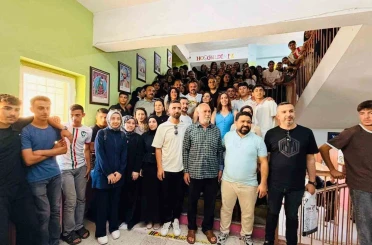 20 yıldır görev yaptığı okuldan alkışlar eşliğinde hüzünle ayrıldı 