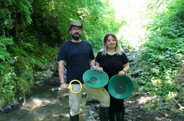 20 yıllık evli çift, Ordu’nun derelerinde altın peşinde 