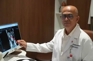 25 cm küplük böbrek taşı, hastanın sırtından girilerek çıkartıldı
