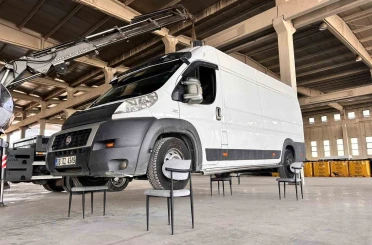 2,5 tonluk minibüsü sandalyenin üzerinde taşıdı 
