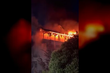 3 katlı binanın üst katı alev alev yandı 