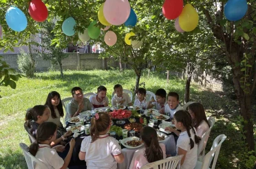 3 yıldır öğrencilere bahçesini açan çift, bu yıl da geleneği bozmadı 