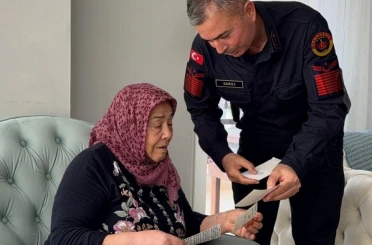 30 yıl önce şehit olan askerin silah arkadaşından şehit annesine duygulandıran ziyaret 
