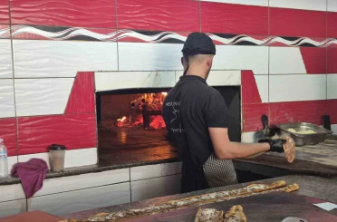 300 derecelik fırına aldırış etmeden 12 saat boyunca mesleklerini sürdürüyorlar 