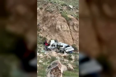 300 metrelik uçuruma yuvarlanan araçtan atlayarak kurtuldular 