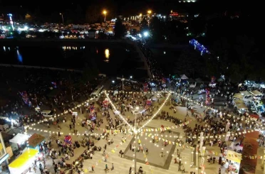 36 bin nüfuslu ilçeye insan seli: Festival sokakları doldurdu, kilometrelerce uzunlukta araç kuyruğu oluştu 