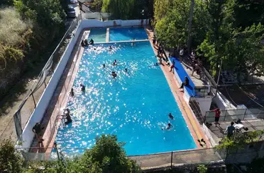 40 dereceyi aşan sıcakta vatandaşın serinleme adresi doğal suyuyla beslenen havuz oldu
