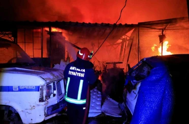40 yıllık emeği gözlerinin önünde küle döndü 