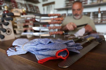40 yıllık kasap, kesilmez eldiveni bıçakla test ederek acemi kasapları uyardı 