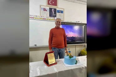40 yıllık öğretmenlik hayatını güllerle uğurlanarak noktaladı 
