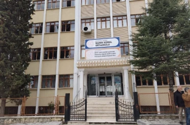 42 yıl 7 ay sonra emekli oldu: Son dersine yıllar önce mezun ettiği öğrencileri katıldı 