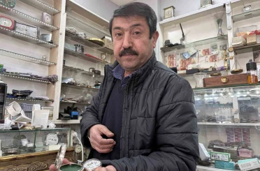 44 yıldır tarihi saatlere ince ayar veriyor 