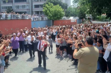 44 Yıllık eğitime adanmış bir hayat: Okul müdürü gözyaşları arasında emekliye ayrıldı 