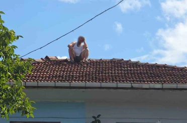 45 dakika boyunca çatıda bekleyen adamı eşi ve kız kardeşi ikna etti 