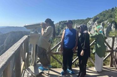 450 metrede adrenalin ve görsel şölen bir arada: Cam teras ziyaretçi akınına uğruyor 