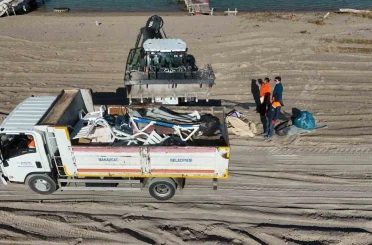 5 saatte sahilden 52 torba çöp topladılar 
