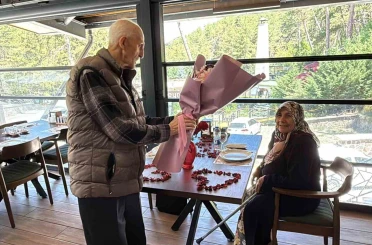 57 yıllık eşini yemeğe çıkarma hayalini gerçekleştirdi 