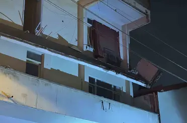 6 ay önce boşaltılan binanın balkonu çöktü: Bitişiğindeki bina tahliye edildi
