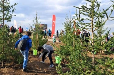 6 öğrenci topluluğu fidanları toprakla buluşturdu 