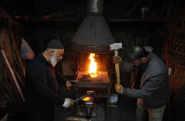 63 yaşındaki Halit Pınar yarım asırlık demircilik geleneğini yaşatıyor 