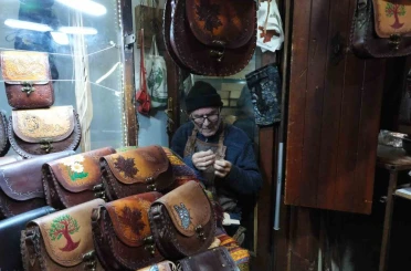 66 yıldır teknolojiye direnerek çanta yapıyor 
