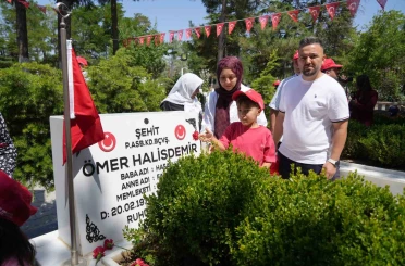 7 yaşındaki Ömer Halis Demir, ismini taşıdığı şehidi ilk kez ziyaret etti 