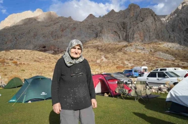 73 yaşındaki dağcı Hatun Okurkan gençlere taş çıkartıyor 