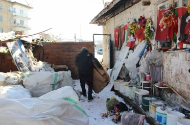 79 yaşındaki adamın bayrak hassasiyeti: Atık toplarken bulduğu bayrakları evinin duvarına asıyor 