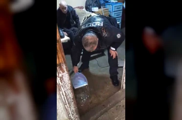 79 yaşındaki adamın evini su bastı, yardımına polis yetişti 