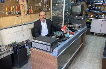 80’ler Sokağı’nın zamana direnen son ustası: Yarım asırdır geçmişin sesini onarıyor 