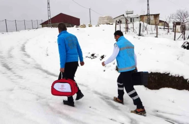 81 yaşındaki hastaya evinde diş tedavisi hizmeti 