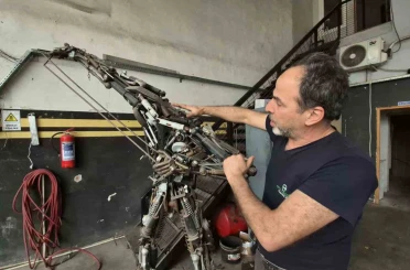 850 parça hurdayı birleştirdi, 200 kiloluk metal figür yaptı 
