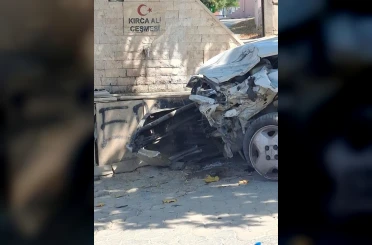 94 yaşındaki sürücü park halindeki araçlara çarptı 