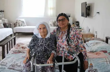 98 yaşındaki Şemsi teyzenin evinin yoluna parke taşı döşendi
