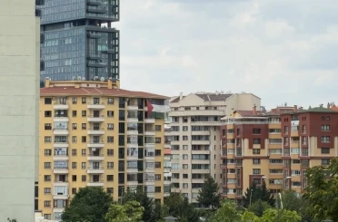 ABD Başkanı Trump’ın kalacağı otelin karşısına Filistin bayrağı asıldı 