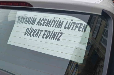 Acemi sürücünün arka cam yazısı dikkat çekti 
