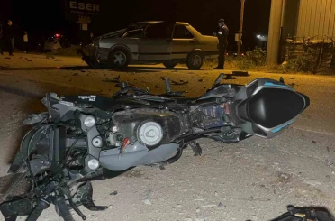 Acı kaza güvenlik kamerasına yansıdı; otomobille çarpışan motosiklet sürücüsü metrelerce havaya uçtu 